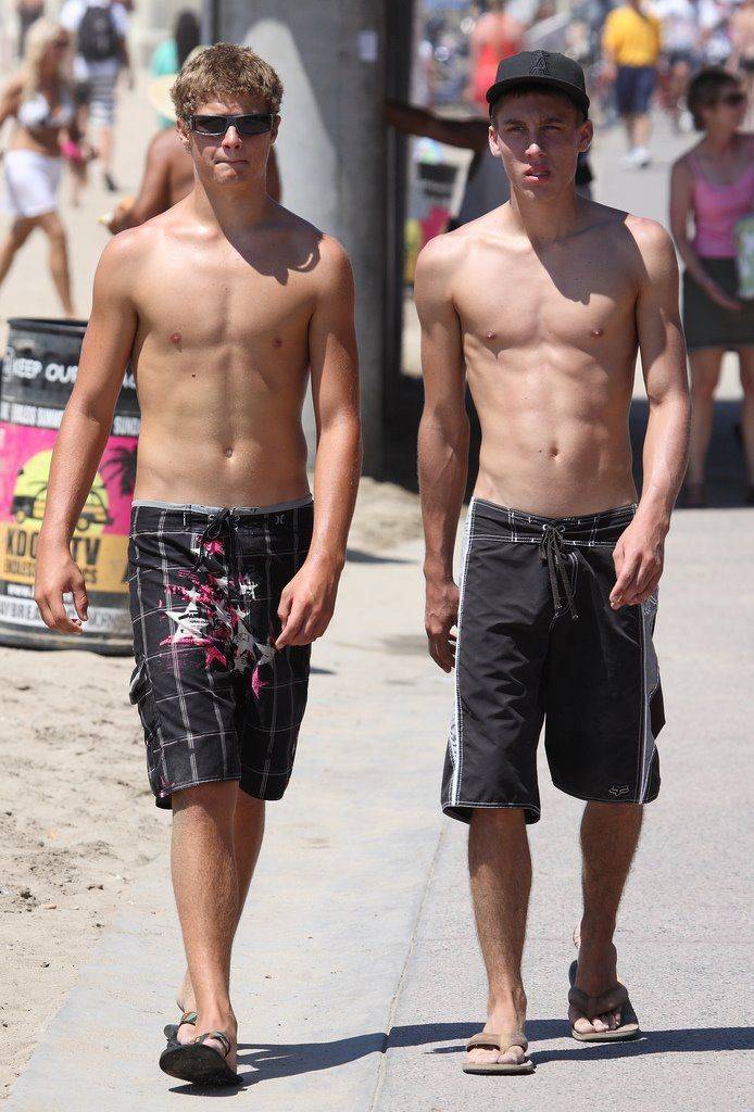 ล่ำหล่อ หรือ หล่อล่ำ