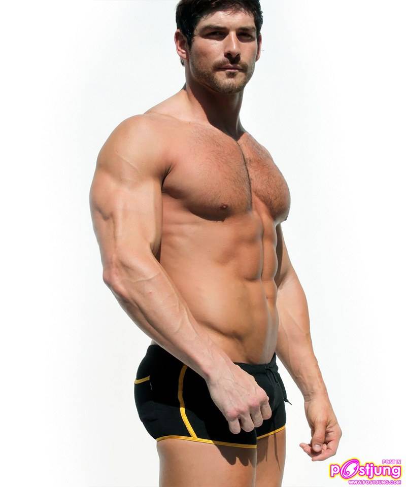 ล่ำอีกสิครับ หล่อได้อีกมั้ย