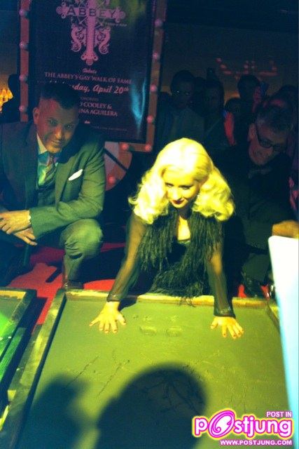 Christina Aguilera ชนะ เกย์ไอค่อน Abbey&rsquo;s Gay Walk of Fame
