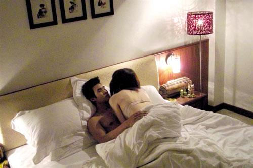 เอมมี่ Featering แมค รัฐศาสตร์ ในหนังเรื่องข่าวหน้าหนึ่ง