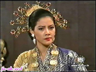 เร็วๆนี้อาจได้เห็นฝีมือการแสดงของชไมพร จตุภุช นางเอกดาวค้างฟ้าในละครเรื่อง"บ่วง"ในบทของเจ้าย่า