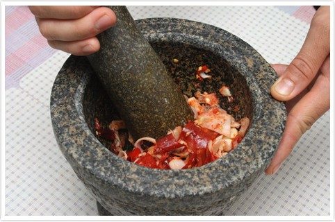 นำพริกแห้ง พริกขี้หนุแห้ง กระเทียม หอมแดง เกลือ กะปิ มาตำให้เป็นเนื้อเดียวกัน แต่เรื่องความเผ็ดขึ้นอยู่กับความชอบนะครับ