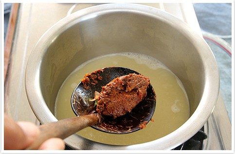 เสร็จแล้วตั้งน้ำให้ร้อน ตักพริกแกงที่ได้ใส่หม้อที่ตั้งไว้พอเดือดน้ำแกงเปลี่ยนสี