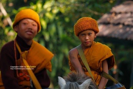 พระขี่ม้าบิณฑบาต เชียงราย