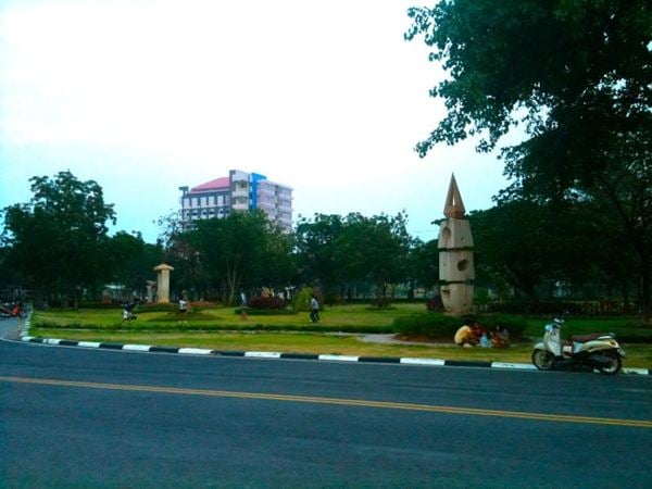 สวนสาธารณะข้างอาคารพละครับตรงนี้จะมองเห็นตึกใหม่ของคณะบัญชีด้วย