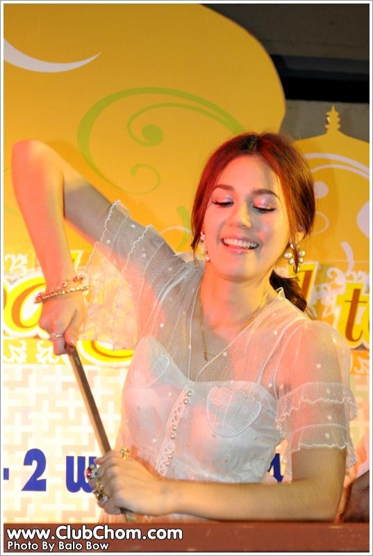 ชมพู่ อารยา ในงาน ชม ชิม ช็อป @ FASHIONISLAND