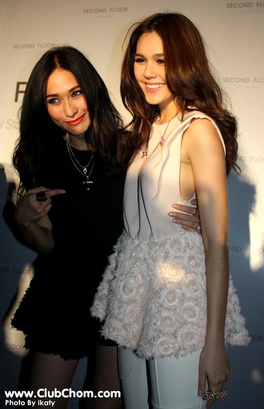 ดังที่สุดแห่งพ.ศ.นี้ต้องยกให้ พลอย + ชมพู่