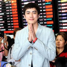 ฟิล์ม-รัฐภูมิ  กลับไทย ครอบครัว-แฟนคลับ รอรับอบอุ่น