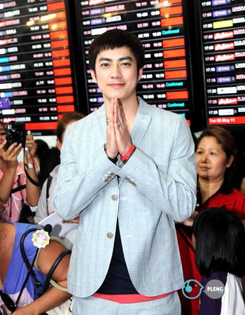 ฟิล์ม-รัฐภูมิ  กลับไทย ครอบครัว-แฟนคลับ รอรับอบอุ่น