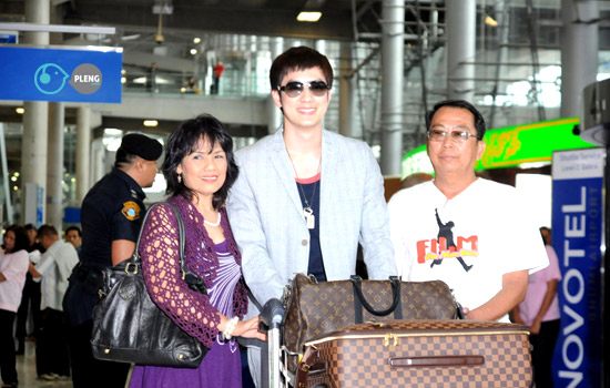 ฟิล์ม-รัฐภูมิ  กลับไทย ครอบครัว-แฟนคลับ รอรับอบอุ่น