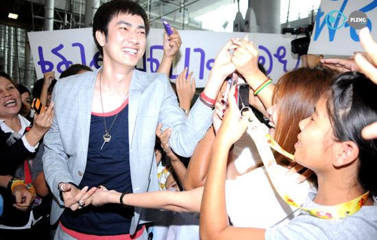 ฟิล์ม-รัฐภูมิ  กลับไทย ครอบครัว-แฟนคลับ รอรับอบอุ่น