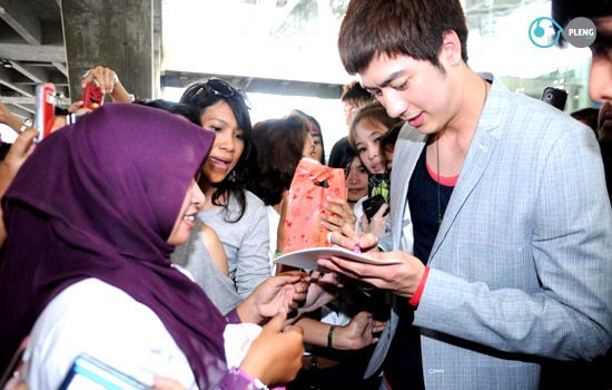 ฟิล์ม-รัฐภูมิ  กลับไทย ครอบครัว-แฟนคลับ รอรับอบอุ่น