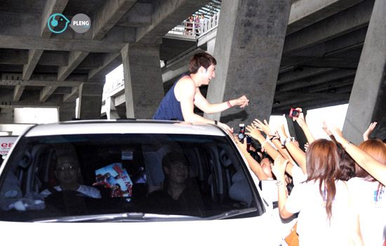 ฟิล์ม-รัฐภูมิ  กลับไทย ครอบครัว-แฟนคลับ รอรับอบอุ่น