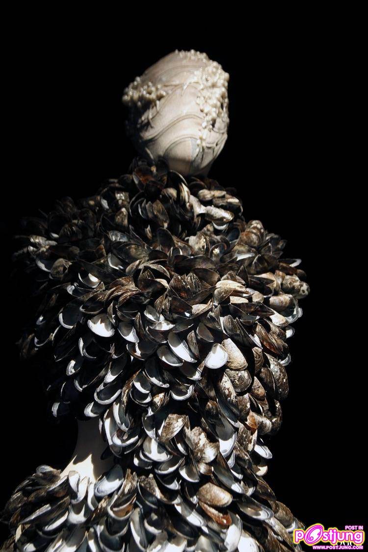 [PREVIEW] ALEXANDER MCQUEEN: SAVAGE BEAUTY