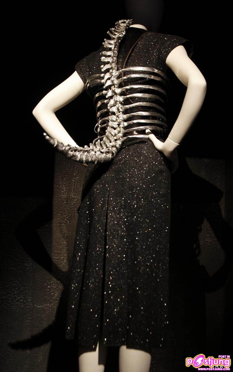 [PREVIEW] ALEXANDER MCQUEEN: SAVAGE BEAUTY