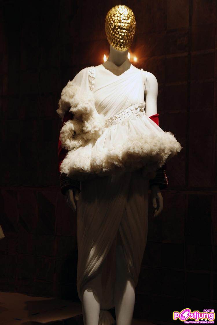 [PREVIEW] ALEXANDER MCQUEEN: SAVAGE BEAUTY