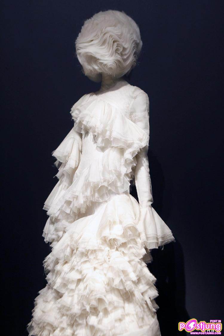 [PREVIEW] ALEXANDER MCQUEEN: SAVAGE BEAUTY