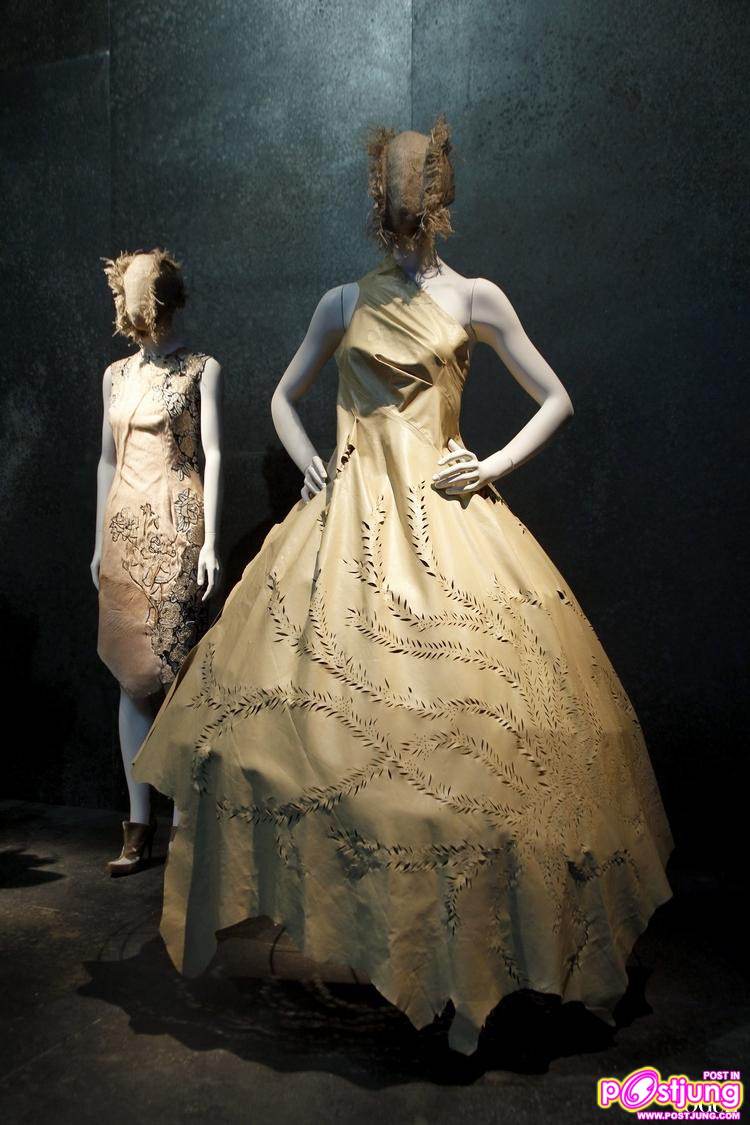 [PREVIEW] ALEXANDER MCQUEEN: SAVAGE BEAUTY