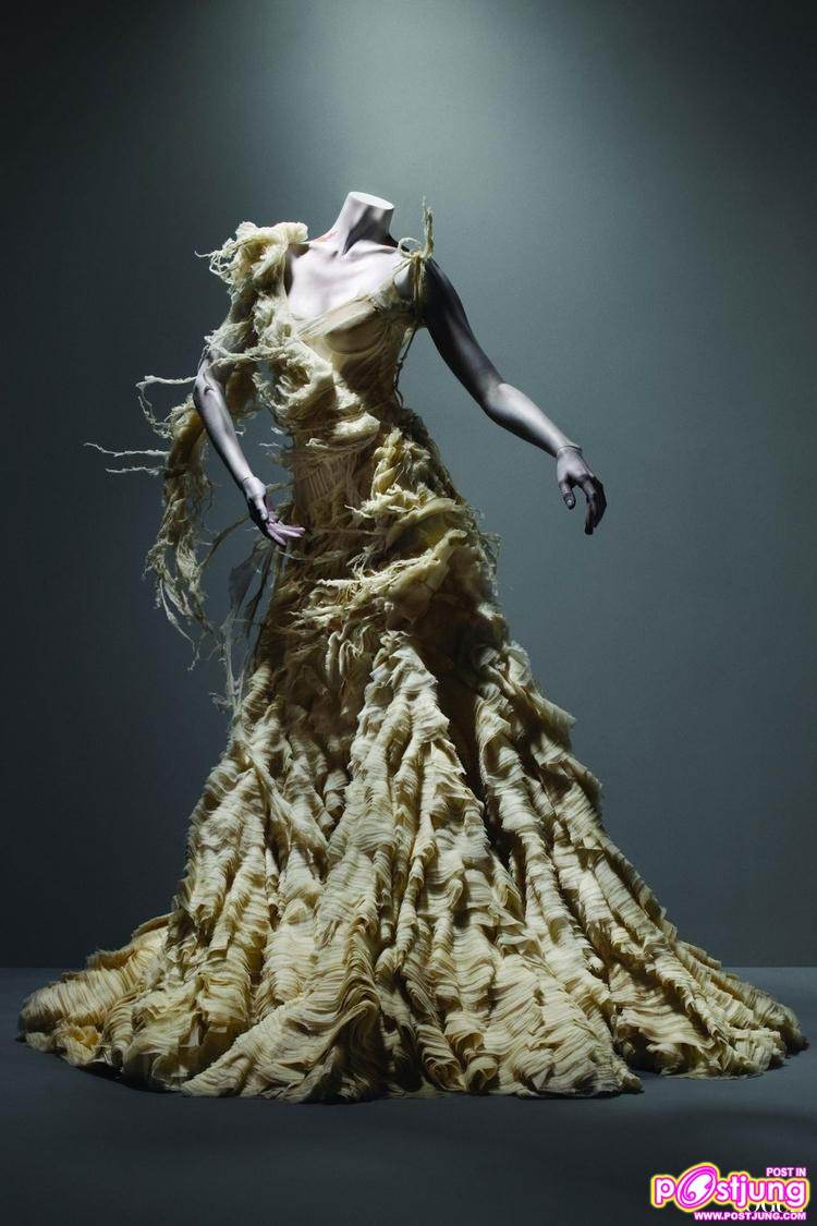 [PREVIEW] ALEXANDER MCQUEEN: SAVAGE BEAUTY