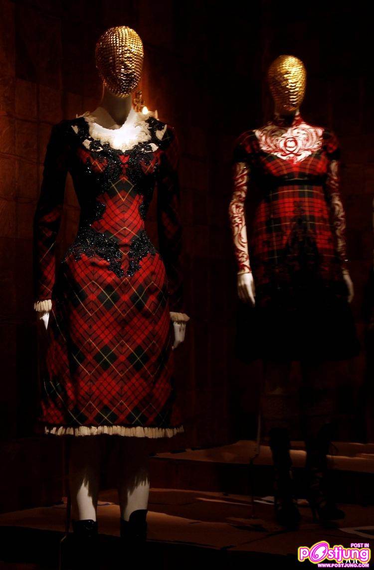 [PREVIEW] ALEXANDER MCQUEEN: SAVAGE BEAUTY