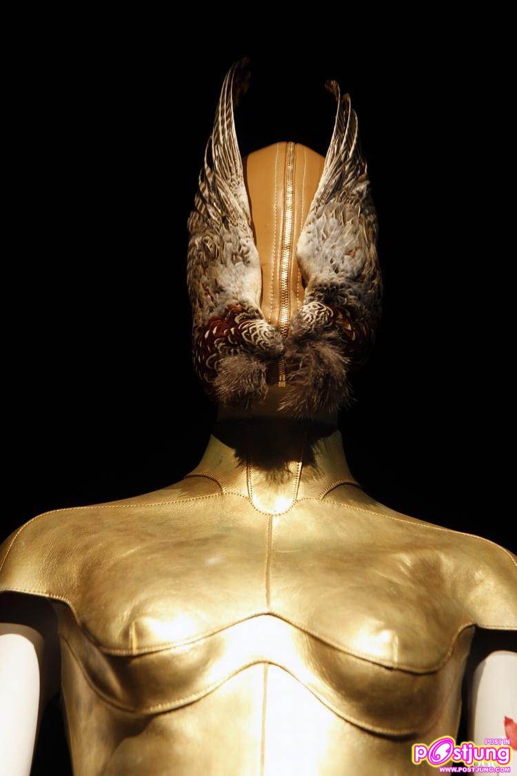 [PREVIEW] ALEXANDER MCQUEEN: SAVAGE BEAUTY