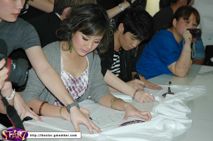 'ตูมตาม-นท' กระทบไหล่แฟนคลับ หลังจบ The Star!