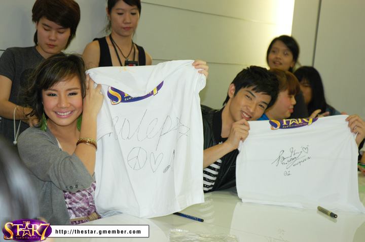 'ตูมตาม-นท' กระทบไหล่แฟนคลับ หลังจบ The Star!