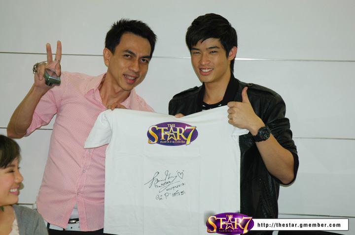 'ตูมตาม-นท' กระทบไหล่แฟนคลับ หลังจบ The Star!