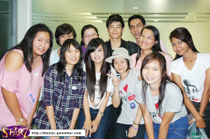 'ตูมตาม-นท' กระทบไหล่แฟนคลับ หลังจบ The Star!