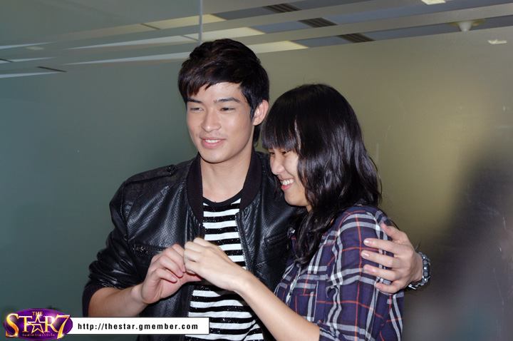 'ตูมตาม-นท' กระทบไหล่แฟนคลับ หลังจบ The Star!