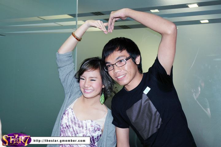 'ตูมตาม-นท' กระทบไหล่แฟนคลับ หลังจบ The Star!