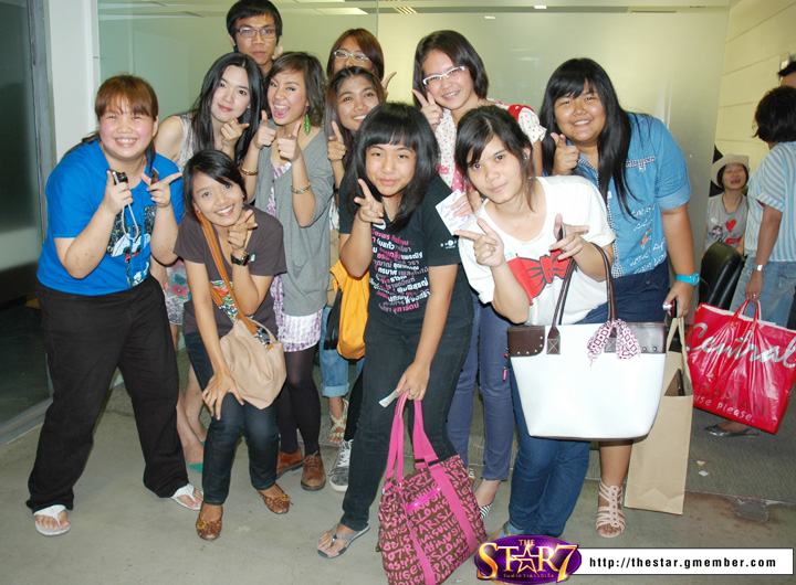 'ตูมตาม-นท' กระทบไหล่แฟนคลับ หลังจบ The Star!