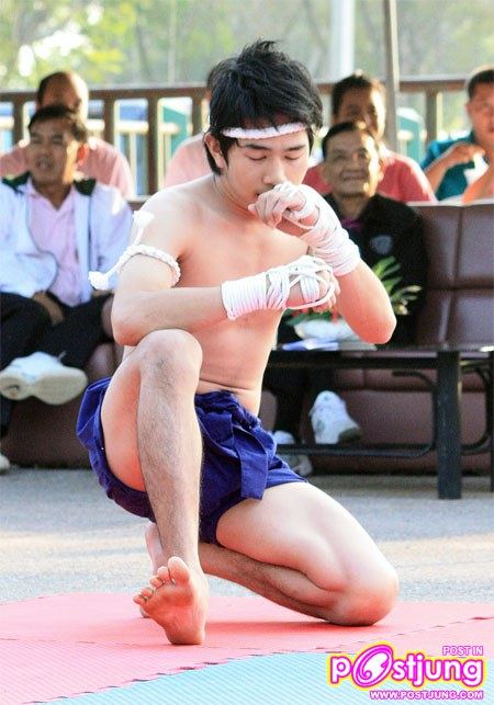 มาดูท่าแม่ไม้มวยไทยมสวยๆ ของหนุ่มทั้ง 2 คนนี้คับ