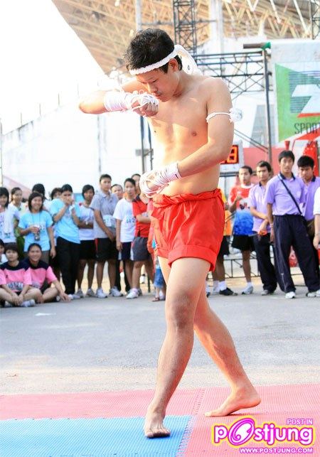 มาดูท่าแม่ไม้มวยไทยมสวยๆ ของหนุ่มทั้ง 2 คนนี้คับ