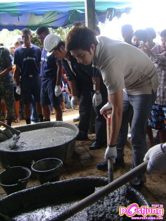 ฟิล์ม-รัฐภูมิ กิจกรรมซ่อมแซมบ้านให้ผู้ประสบอุทกภัยภาคใต้