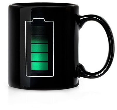ไอเดียแก้วน้ำที่โดดเด่นด้วยแถบพลังแบตเตอรี่ Battery Mug