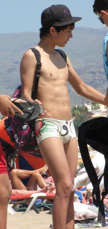 เด็กวัยรุ่นฝรั่งวัยกำลังน่าขบ