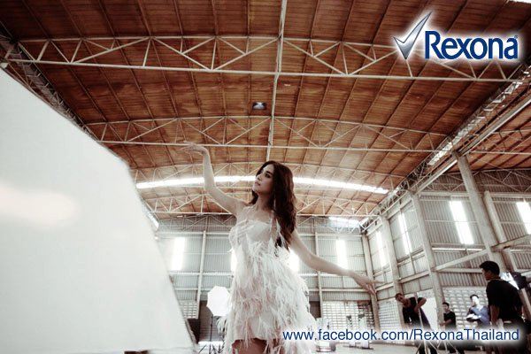 พลอย-เฌอมาลย์ ภาพเบื้องหลังโฆษณา เรโซนา ดราย สเปรย์