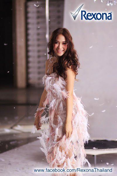 พลอย-เฌอมาลย์ ภาพเบื้องหลังโฆษณา เรโซนา ดราย สเปรย์