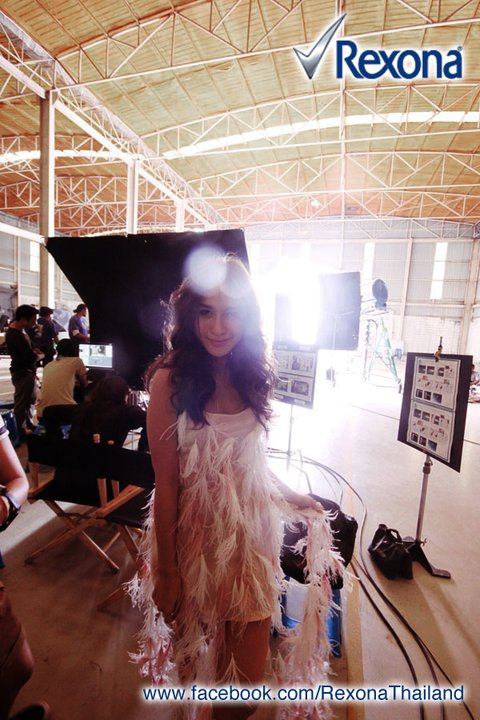 พลอย-เฌอมาลย์ ภาพเบื้องหลังโฆษณา เรโซนา ดราย สเปรย์
