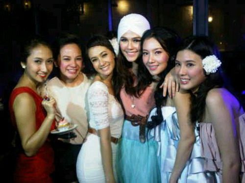 นุ่น-ต๊อดโชว์หวานฉลองครบรอบ1ปีชีวิตคู่เพื่อนดาราแห่ร่วมยินดี