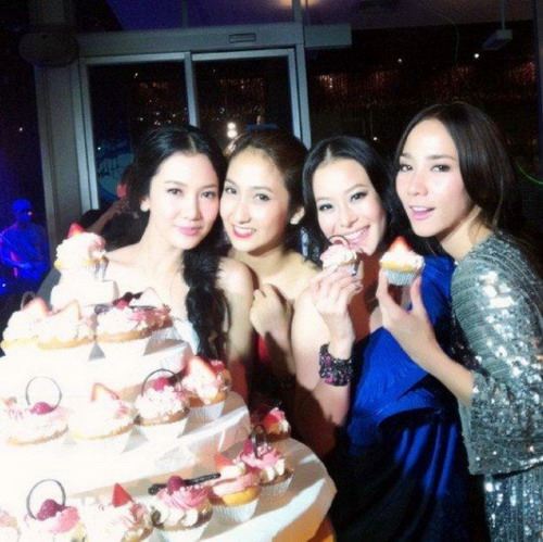 นุ่น-ต๊อดโชว์หวานฉลองครบรอบ1ปีชีวิตคู่เพื่อนดาราแห่ร่วมยินดี