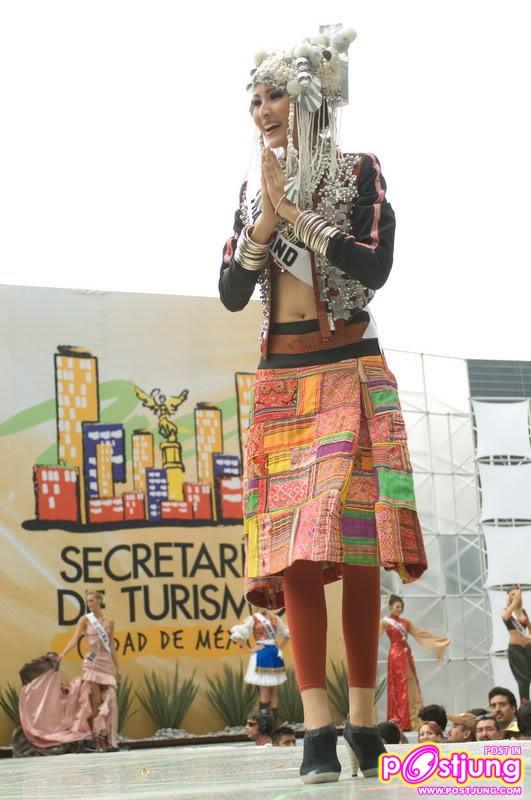 กวางกับชุดประจำชาติ