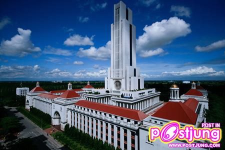 "เอแบค" เปิดประตูการศึกษา สู่ภาคอีสาน ประเดิมที่แรก โคราช มหาวิทยาลัยอัสสัมชัญ (เอแบค)โดย ภราดาดร.บัญชา แสงหิรัญ อธิการบดี มหาวิทยาลัยอัสสัมชัญ(เอแบค) ร่วมกับ ภราดาวีรยุทธ บุญพราหมณ์ อธิการบดี โรงเรียนอัสสัมชัญ นครราชสีมา กระจายโอกาสทางการศึกษาไปสู่ภาคอีสาน แถลงข่าว เปิดศูนย์ ABAC Admissions & Study Abroad Center ณ โรงเรียนอัสสัมชัญ นครราชสีมาซึ่งสถานที่แห่งนี้เป็นศูนย์รับสมัครเข้าศึกษาต่อในมหาวิทยาลัยอัสสัมชัญ ที่แรกในภาคอีสาน ซึ่งเป็นการเพิ่มโอกาสต่อยอดสู่ความสำเร็จของลูกหลานชาวอัสสัมชัญสายตรง เพื่อก้าวไปสู่ระดับประเทศและนานาชาติในอนาคตอันใกล้ นอกจากนี้ทางผู้บริหารยังเล็งเห็นความสำคัญของการสร้างศักยภาพทางการแข่งขันให้แก่ธุรกิจขนาดกลางและขนาดย่อม(SMEs)ของประเทศไทย โดยศูนย์แห่งนี้จะเป็นศูนย์บริการให้คำปรึกษาและให้ความรู้แก่ผู้ประกอบการโดยชื่อว่า ศูนย์สร้างสรรค์นวัตกรรมทางธุรกิจ หรือ ABAC Innovation, Creativity and Enterprise (ICE Center) และศูนย์ ABAC Business Legal and Advisory Center หรือ ศูนย์ปรึกษาทางธุรกิจ และกฎหมาย แก่ผู้ประกอบธุรกิจ SMEs คาดว่าการขยายโอกาสทางการศึกษาของเอแบคสู่ภูมิภาคอื่นๆต่อ ทั่วประเทศไทย จะสามารถสร้างสรรค์บุคลาการที่มีคุณภาพครบสูตรมารับใช้ประเทศชาติ และสังคมโลกได้ โดยที่นักศึกษาเหล่านี้สามารถเลือกเรียนได้ตามศูนย์ที่อยู่ในภูมิลำเนาของตนเอง