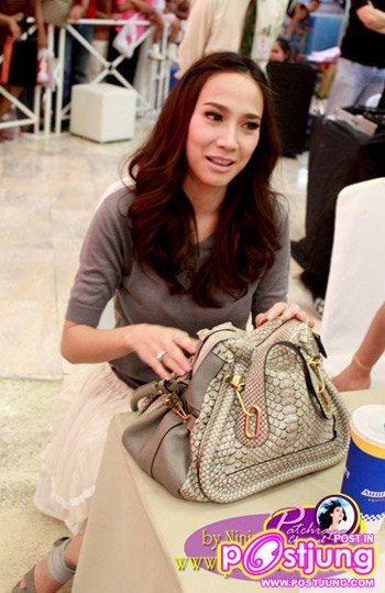 สแกน กระเป๋าซุปตาร์กับ อั้ม พัชราภา