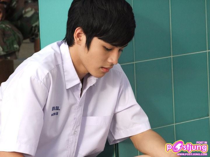 เก้า-จิรายุ ในชุดนักเรียน