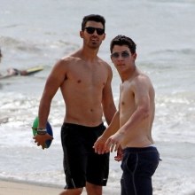 พี่น้องคู่นี้ก้อเซ็กซี่ไม่แพ้....