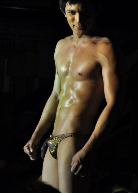 "MR. Sexy Body 2011" แฟชั่นโยกสะบัด!