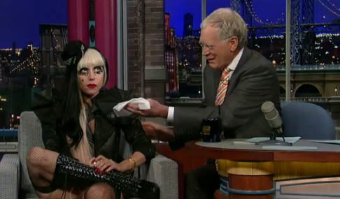 เลดี้ กาก้า ทำอึ้ง เคี้ยวกระดาษระหว่างสัมภาษณ์