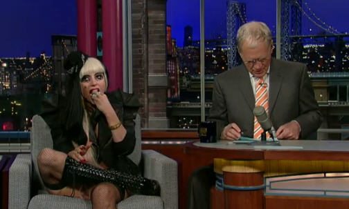 เลดี้ กาก้า ทำอึ้ง เคี้ยวกระดาษระหว่างสัมภาษณ์